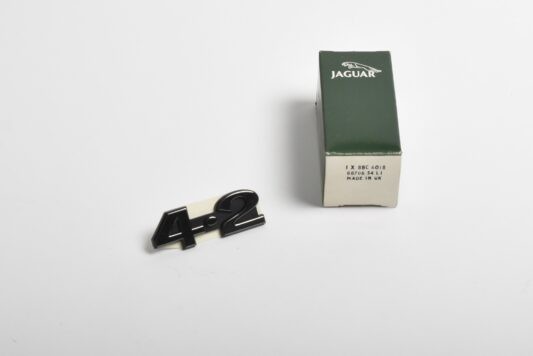 DAIMLER SERIES III 4.2 Emblem, New Old Stock(BBC6018)